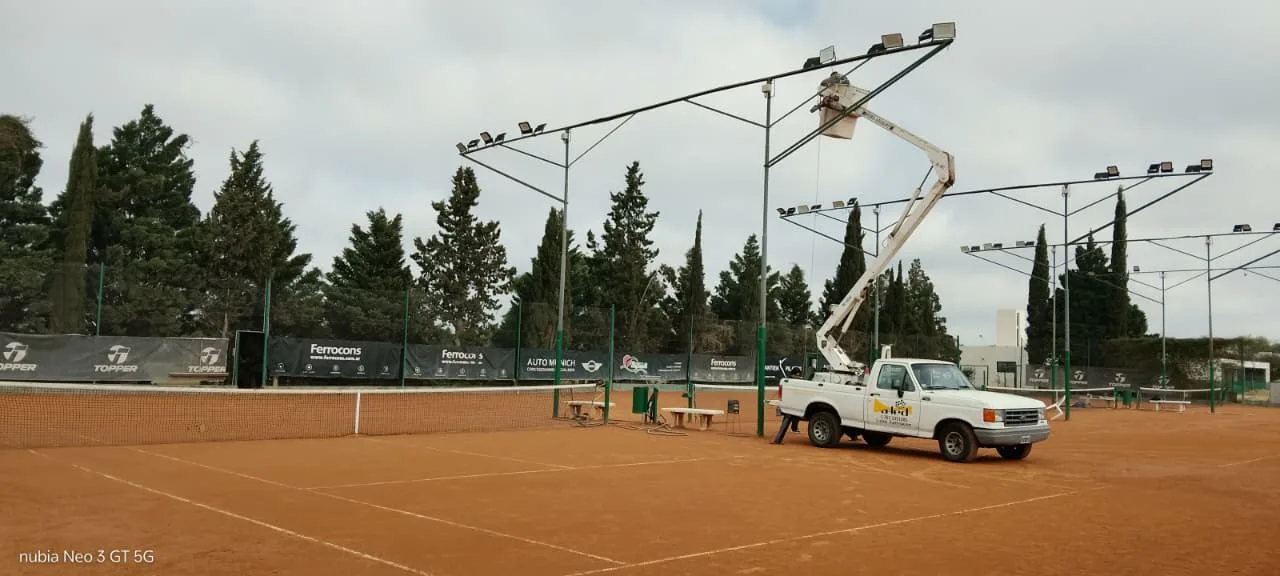 Recambio LED en cancha de polvo de ladrillo