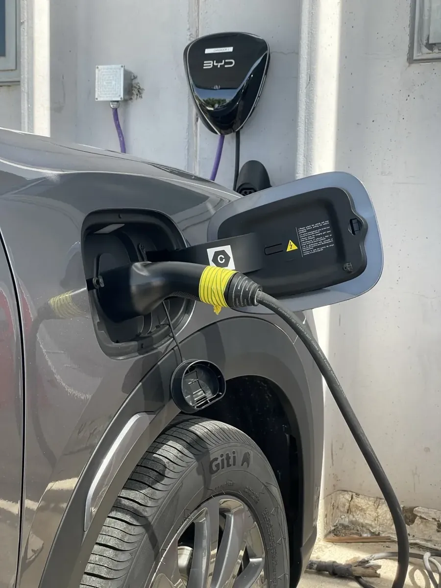 Carga de vehículo eléctrico con cargador de pared