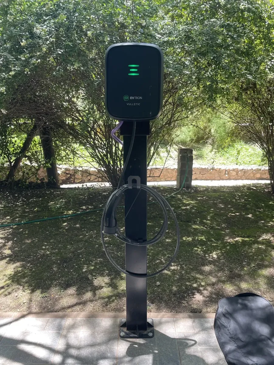 Cargador sobre pedestal en barrio privado