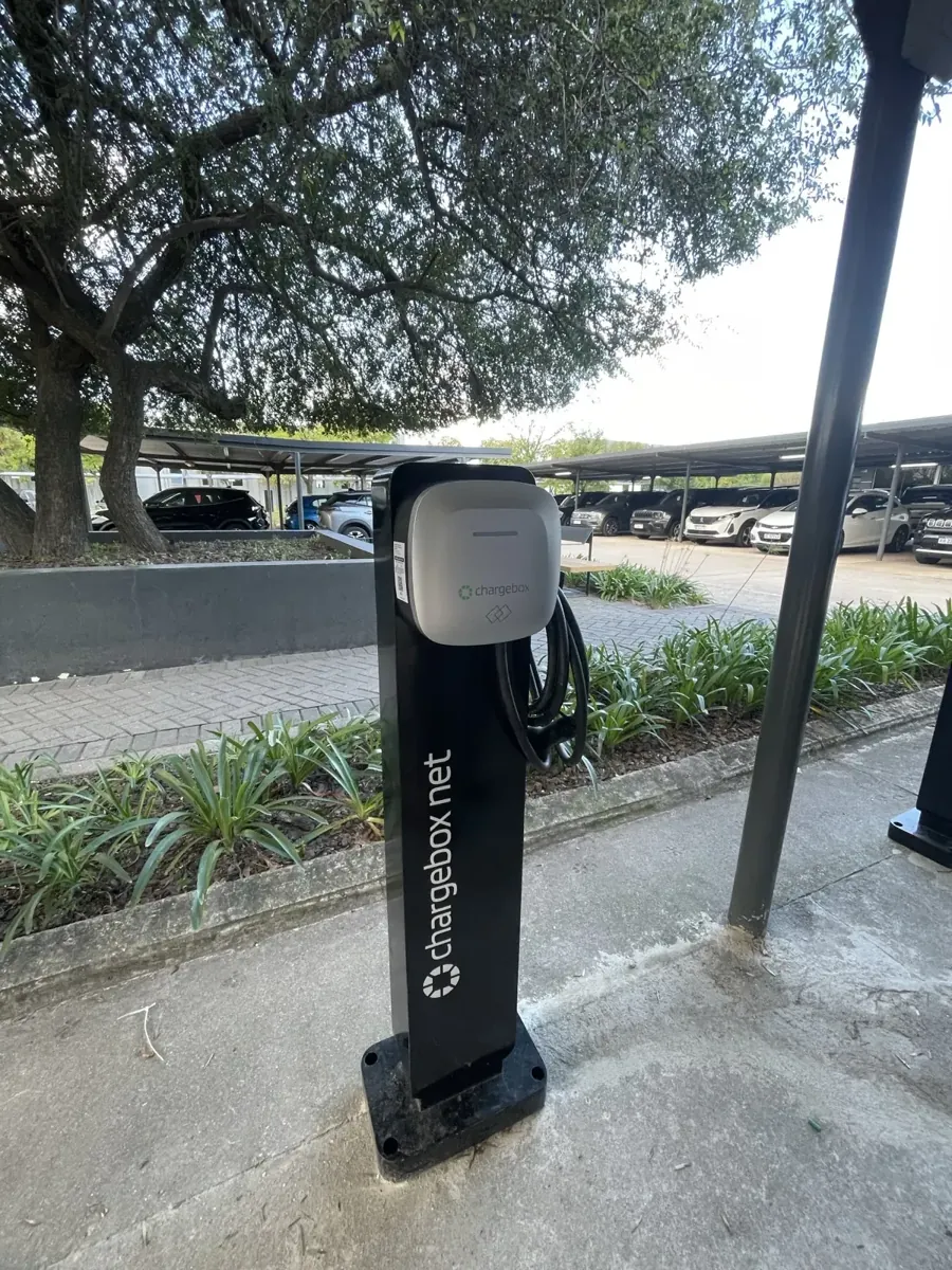 Tótem de carga en playón de estacionamiento